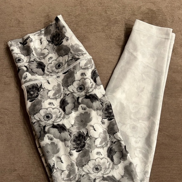 🖤HP🖤 Floral Leggings - Black & White - Picture 2 of 6